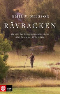 Rävbacken : hur arvet från Europas mammutstäpp väcktes till liv för blommor, fjärilar och bin – omslag till ljudboken av Emil V. Nilsson
