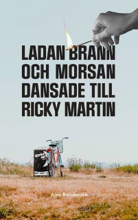 Ladan brann och morsan dansade till Ricky Martin – omslag till ljudboken av Alex Bennheden