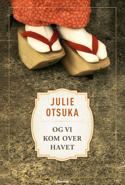Og vi kom over havet – omslag til lydbogen af Julie Otsuka