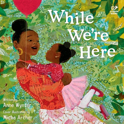While We’re Here – omslag til lydbogen af Anne Wynter