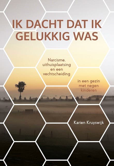 Ik dacht dat ik gelukkig was: Narcisme, uithuisplaatsing en een vechtscheiding in een gezin met negen kinderen – omslag van het luisterboek van Karien Kruyswijk