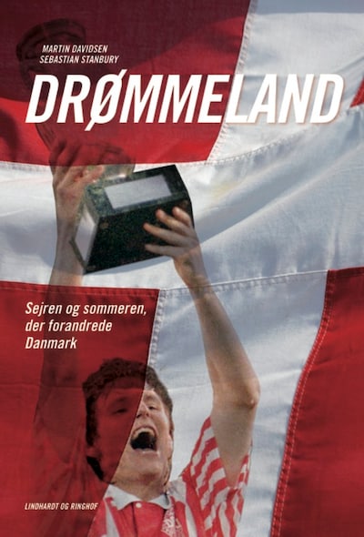 Drømmeland - sejren og sommeren der forandrede Danmark – omslag til lydbogen af Martin Davidsen, Sebastian Stanbury