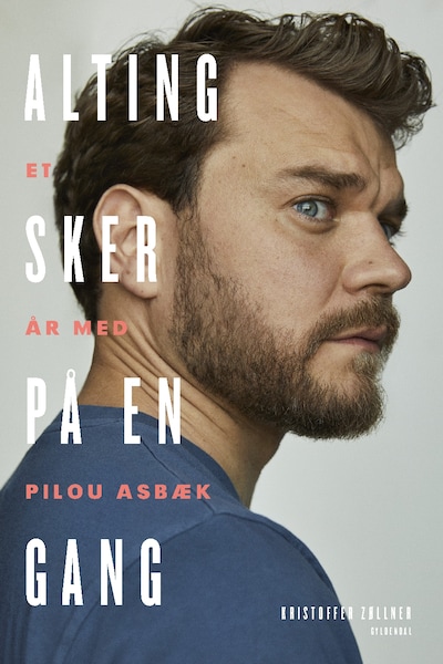 Alting sker på en gang – omslag til lydbogen af Pilou Asbæk, Kristoffer Zøllner