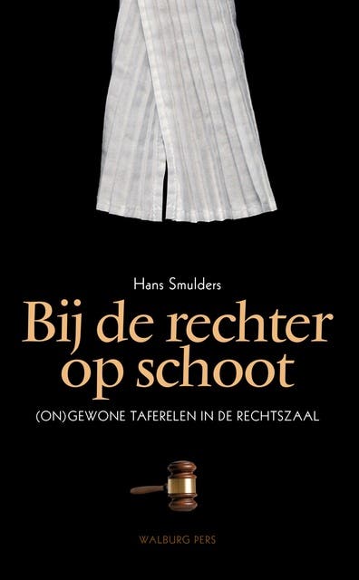 Bij de rechter op schoot: (on)gewone taferelen in de rechtszaal – omslag van het luisterboek van Hans Smulders