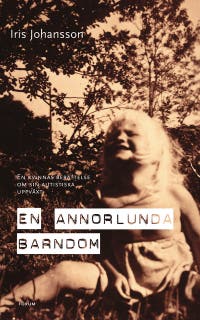 En annorlunda barndom : en kvinnas berättelse om sin autistiska uppväxt – omslag till ljudboken av Iris Johansson