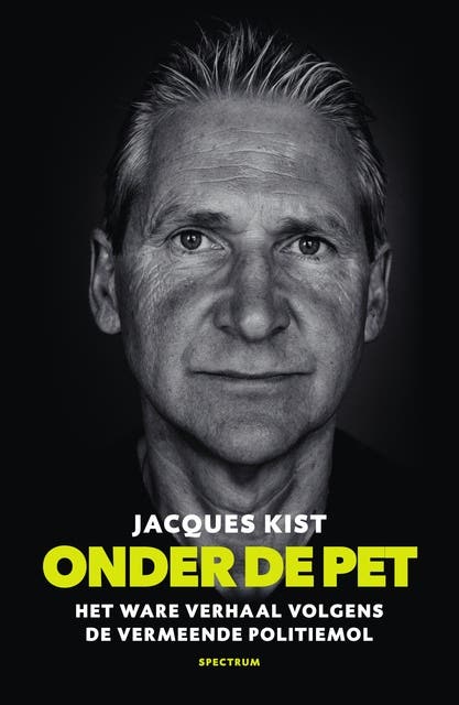 Onder de pet: Het ware verhaal van de vermeende politiemol – omslag van het luisterboek van Jacques Kist
